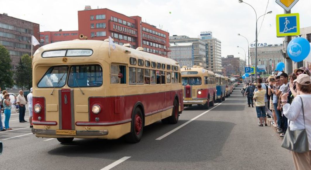 Ретро парад москва. Ретропарад 2022. Парад автобусов в Москве. Ретро транспорт. Парад ретро транспорта Москва.