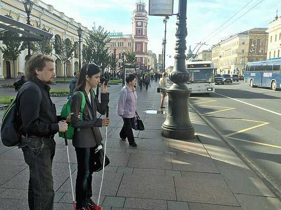 слепые в общественном транспорте